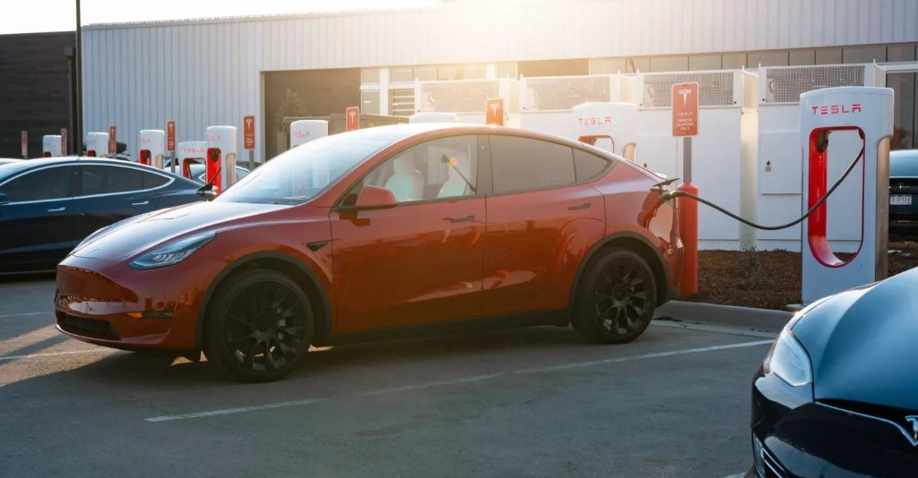 บริษัทที่ชาร์จรถไฟฟ้าไม่พอใจ ที่ในเท็กซัส จะให้หัวชาร์จ (NACS) ของ Tesla เป็นมาตรฐาน