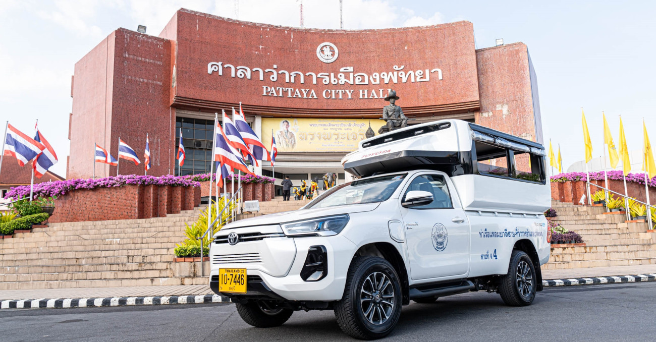 TOYOTA “เติมเต็มทุกการขับเคลื่อน เพื่อเมืองต้นแบบที่ยั่งยืนปราศจากมลภาวะ” ส่งมอบรถกระบะไฟฟ้า Hilux Revo-e รถสองแถวบริการในเมืองพัทยา