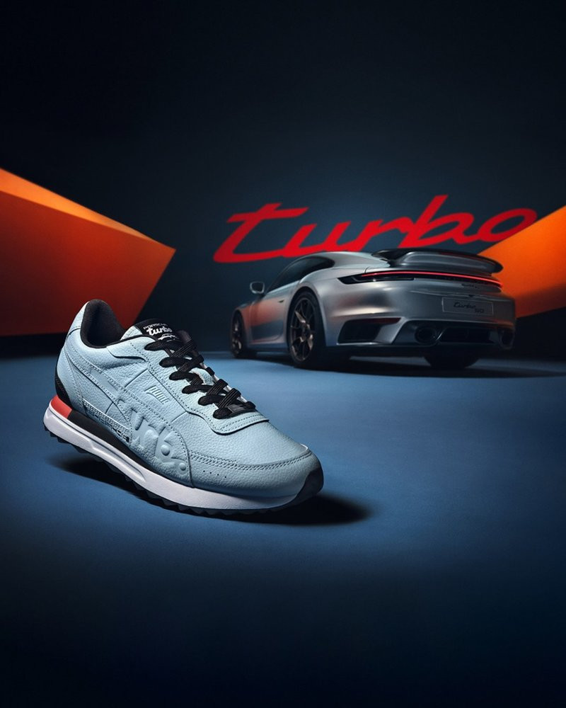 ปอร์เช่ ไลฟ์สไตล์ กรุ๊ป (Porsche Lifestyle Group) ร่วมกับ พูม่า (Puma) เปิดตัวรองเท้าผ้าใบลิมิเต็ด เอดิชันรุ่นฉลองครบรอบ 50 ปี ปอร์เช่ 911 เทอร์โบ