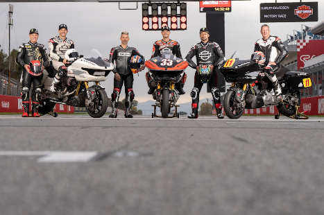 นักแข่งทีม Harley-Davidson Factory Racing ลงสนามอุ่นเครื่องรถมอเตอร์ไซค์ หลังประเดิมการแข่งขันโมโตจีพี ณ สนามแข่ง เมืองบาร์เซโลนา แคว้นคาตาลุนญา