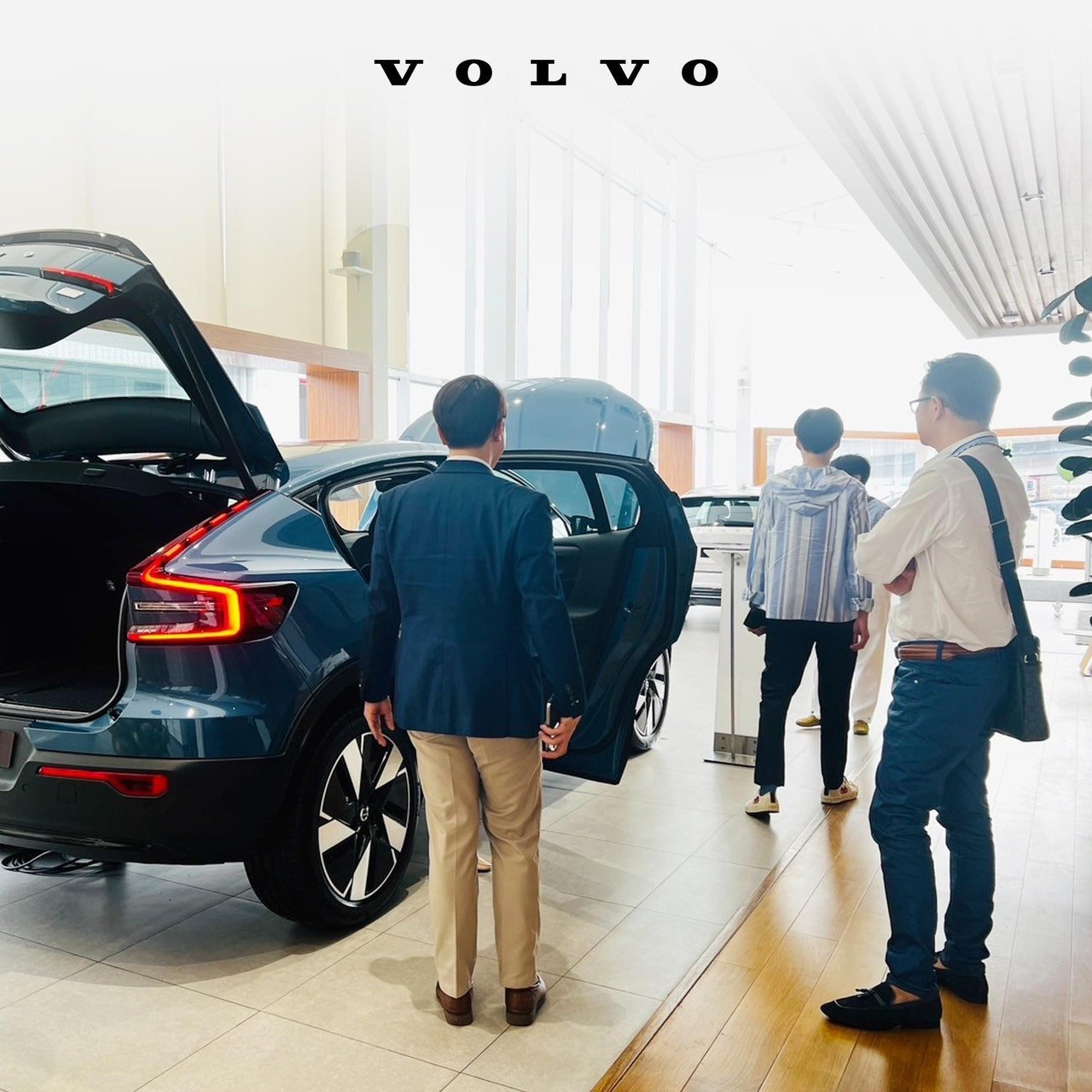 Volvo Phranakorn Fest 2025 ครั้งที่ 6 สัมผสยนตกรรมไฟฟ้ารุ่นใหม่ Volvo EX90 กับรถผู้บริหารป้ายแดง ไมล์น้อย กว่า 30 คัน พร้อมสิทธิประโยชน์สูงสุด1.5 ล้าน