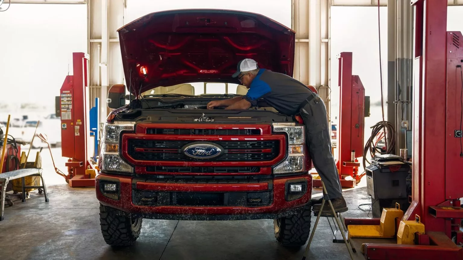 Ford เผชิญปัญหาขาดช่างซ่อมรถ 5,000 ตำแหน่ง แม้เสนอเงินเดือนสูงถึง 120,000 ดอลลาร์ต่อปี