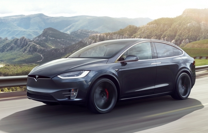 Tesla งานเข้า ระบบอัตโนมัติเปิดประตูเองจนถูกรถบรรทุกชนกระจาย