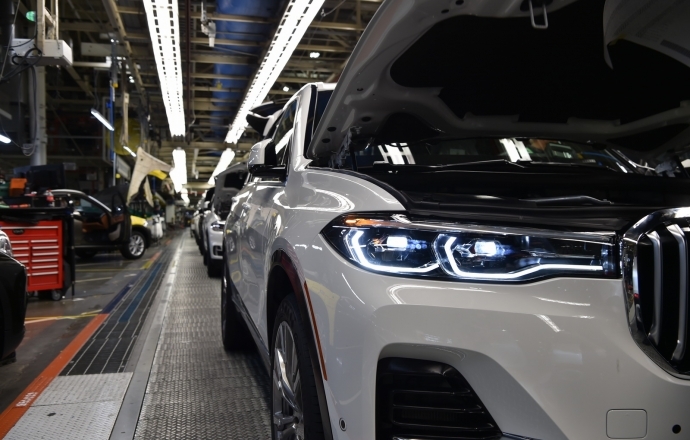 ตั้งใจหลุด!! BMW เผยคันจริง BMW X7 อเนกประสงค์พรีเมี่ยมมือพิฆาต Range Rover