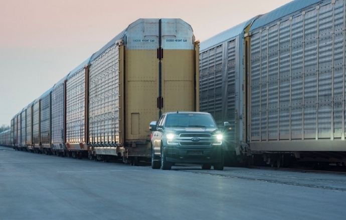 เกิดมาแกร่งและแรง All-Electric Ford F-150 รถกระบะไฟฟ้า ลากตู้ขนกระบะหนัก 567 ตัน