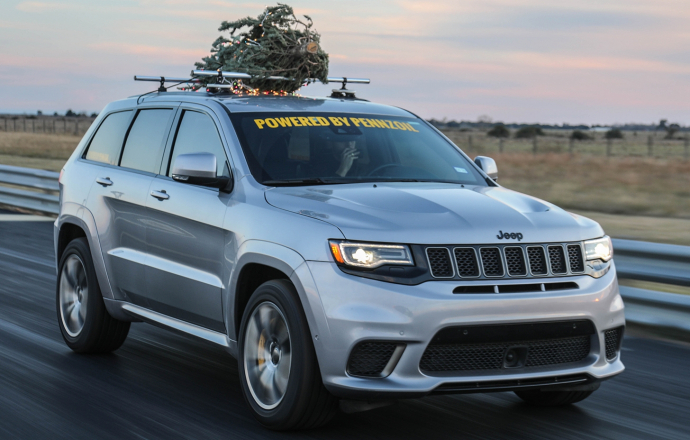 หรือนี่คือ...รถขนต้นคริสต์มาสที่เร็วที่สุด 291 กม./ชม. Jeep Trackhawk โดย Hennessey
